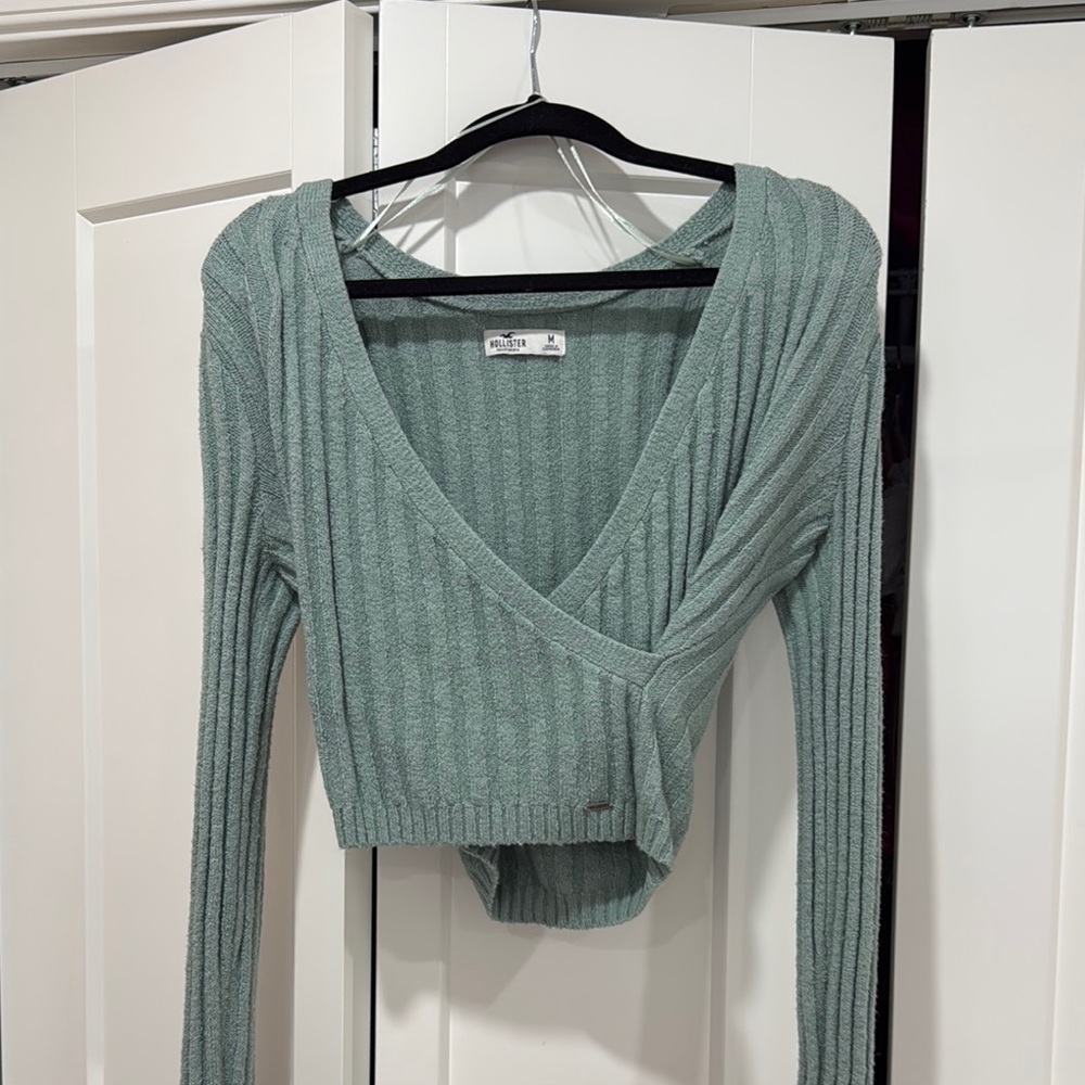 Hollister Crop Top in Vibrant Color with Stylish Design